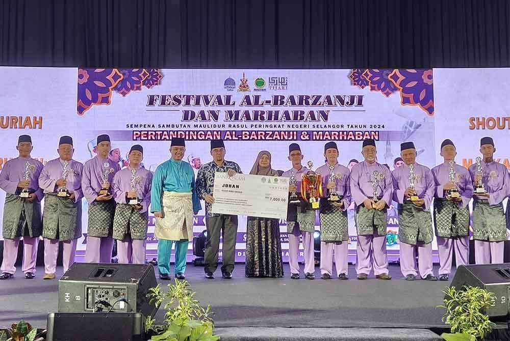 Mohd Shahzihan (enam dari kiri) menyampaikan hadiah juara Festival Al-Barzanji dan Marhaban kepada kumpulan Shoutul Makmuriah.