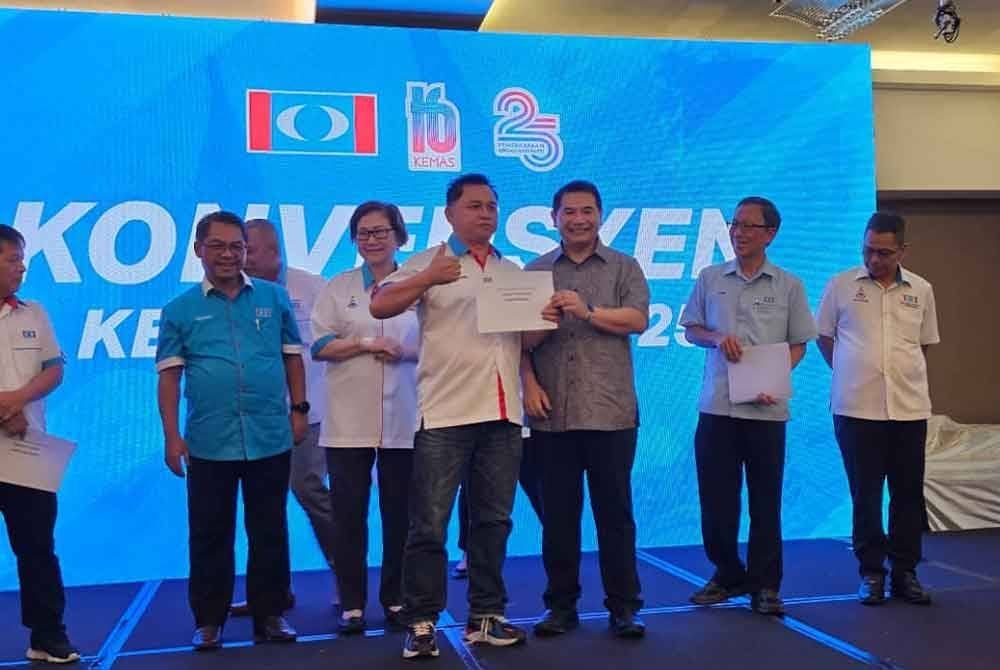 Rafizi (tiga dari kanan) menyampaikan sijil kepada peserta hadir pada Konvensyen Kemas16 dan Pop25 di Putatan.