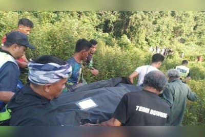 Mangsa ditemukan sekitar jam 7 pagi di sekitar kawasan kebun dekat Kampung Basung, Hulu Terengganu pada Sabtu. Foto bomba