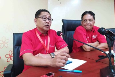 Pazli (kiri) ketika sidang akhbar mengumumkan mengenai proses pemilihan Bersatu bagi peringkat bahagian dan sayap-sayap di Perak di Pejabat Bersatu Perak di sini pada Sabtu.