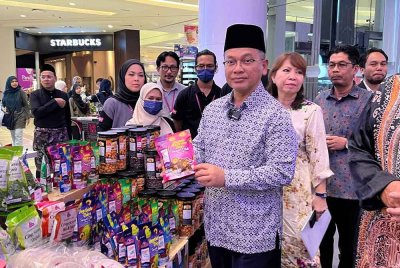 Mohd Na'im melawat pameran makanan halal selepas merasmikan program 'Makanan Halal: Selera Dunia' di sebuah pusat beli belah di Shah Alam pada Sabtu.
