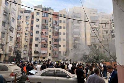 Orang ramai memeriksa tapak serangan Israel di pinggir selatan Beirut, Lubnan - Foto: Reuters