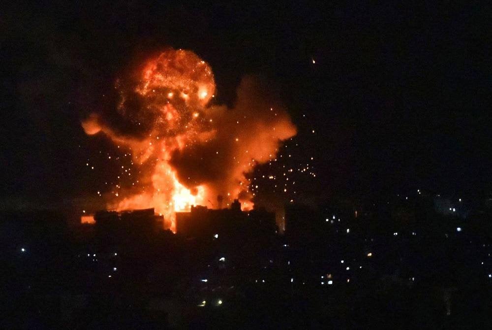 Api dan asap meningkat di kawasan yang menjadi sasaran serangan udara Israel di pinggir selatan Beirut. Foto AFP