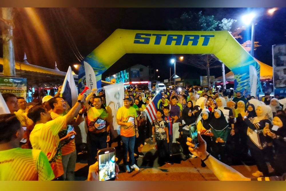 Abdul Rahman (tiga dari kiri) menyempurnakan flag-off peserta fun walk sempena program tersebut.