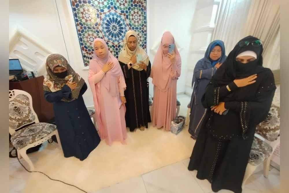 Hartini (dua dari kiri) bersama barisan panelis yang diundang.