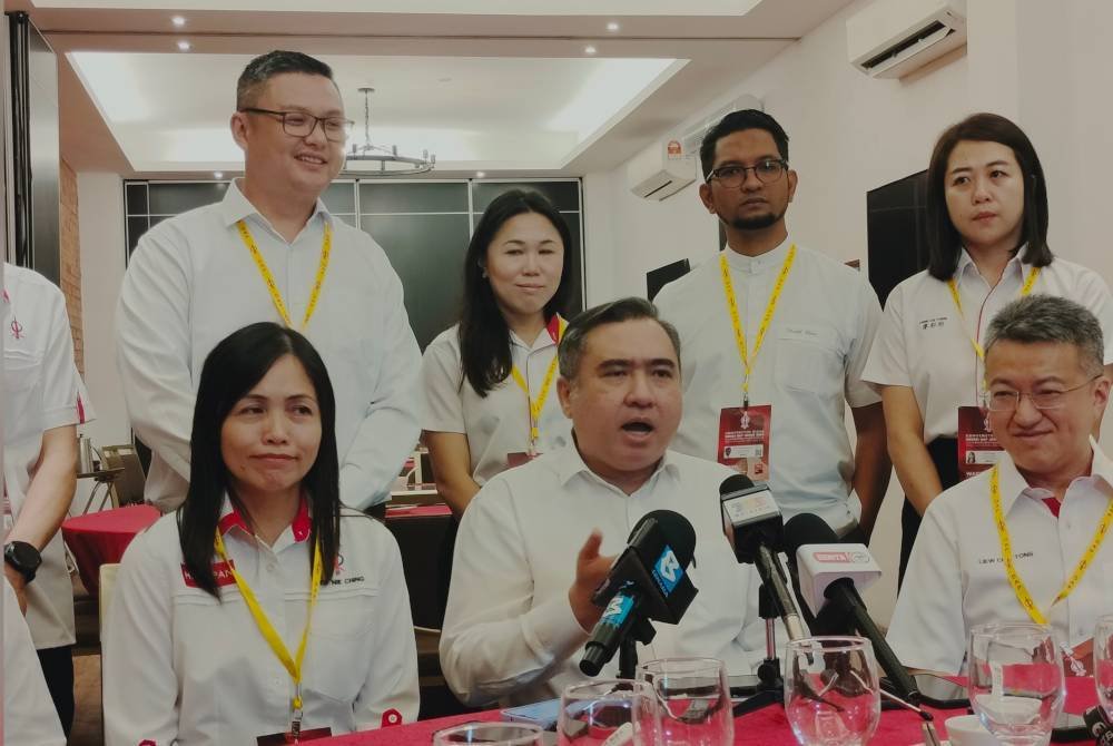 Dari kanan: Chin Tong, Anthony dan Nie Ching pada sidang akhbar selepas Konvensyen Biasa ​DAP Johor di Taman Ekoflora pad Ahad.