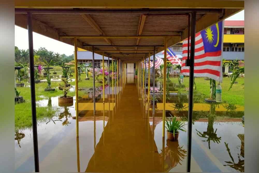 Laluan ke kelas juga dinaiki air akibat banjir yang melanda sekolah tersebut.