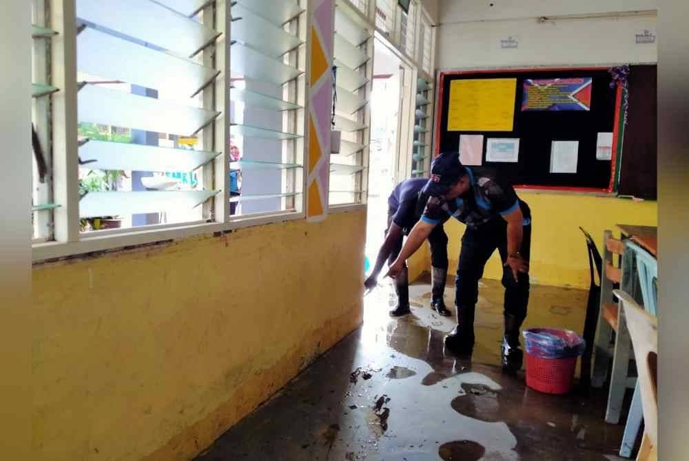 Megat Mahmud menunjukkan paras air banjir beberapa hari lalu menyebabkan beberapa kelas di sekolah tersebut dinaiki air.