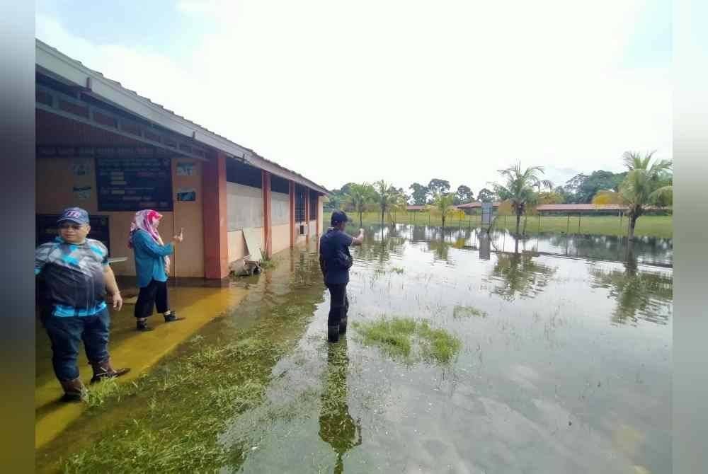 Keadaan padang sekolah yang dinaiki air susulan banjir yang melanda sekolah berkenaan.