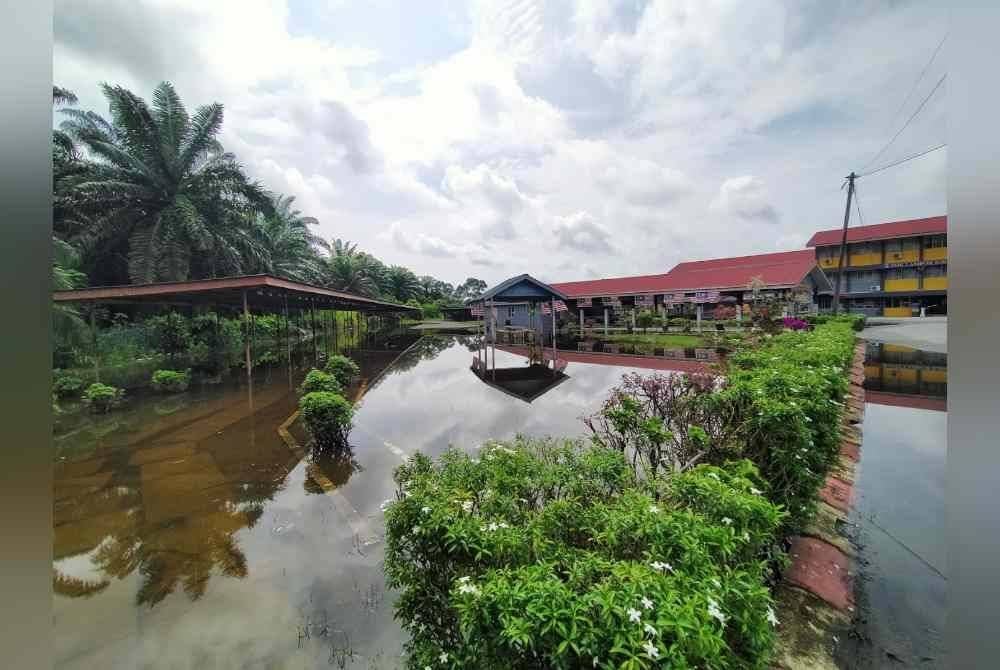 Masalah banjir yang melanda SMK Lambor Kiri berlarutan sejak lebih 10 tahun.