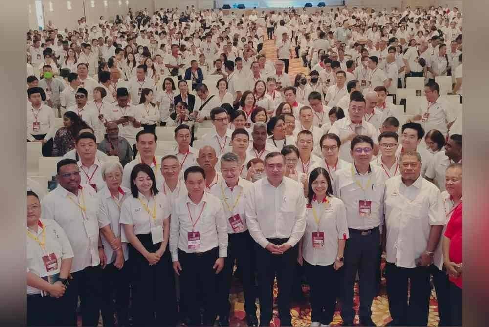 Anthony (tengah) merasmikan Konvensyen Biasa DAP Johor, di Taman Ekoflora pada Ahad.