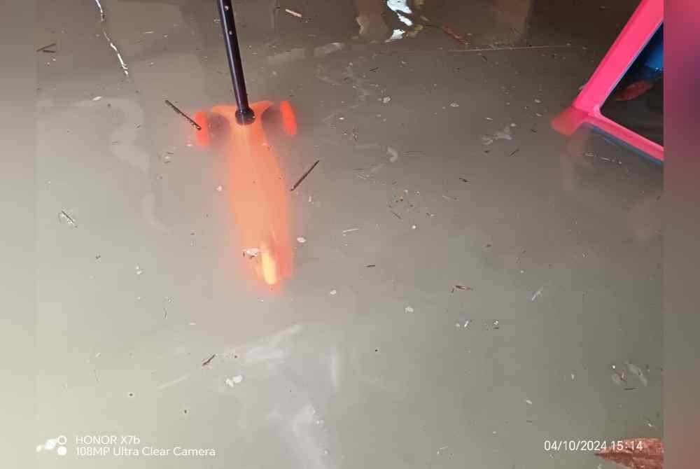 Air busuk membawa kotoran sampah masuk ke rumah Mohd Roze.