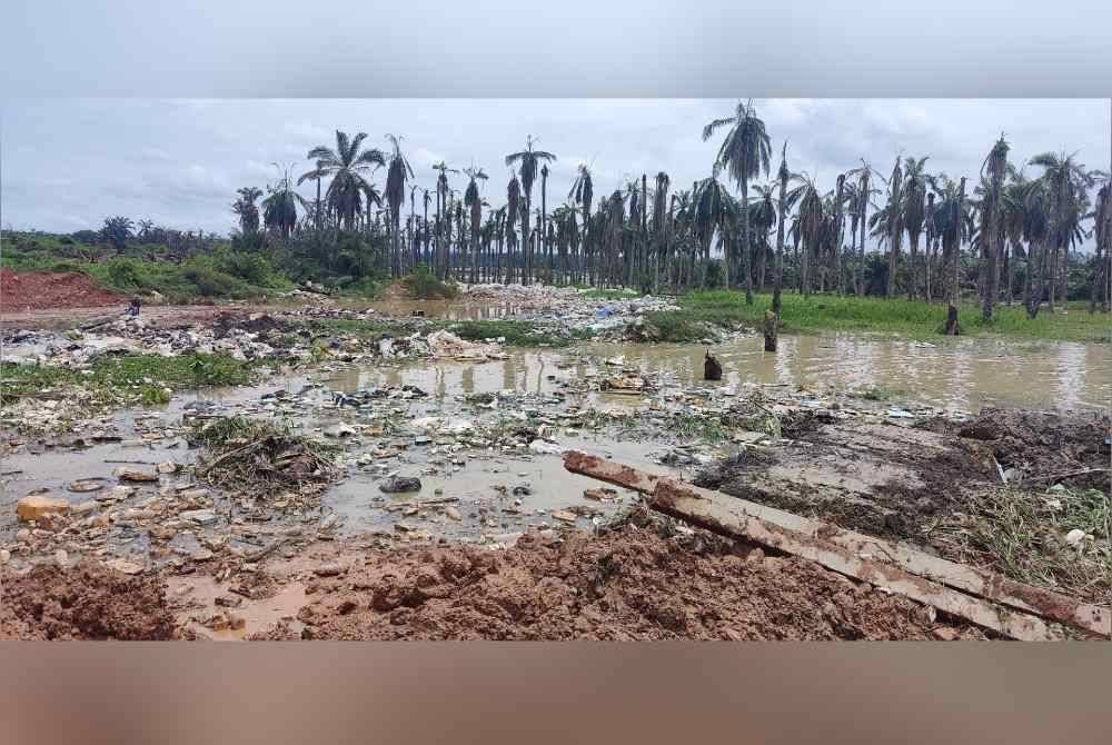 Tapak pembuangan sampah haram berdekatan di lembangan Sungai Buloh pada Ahad.