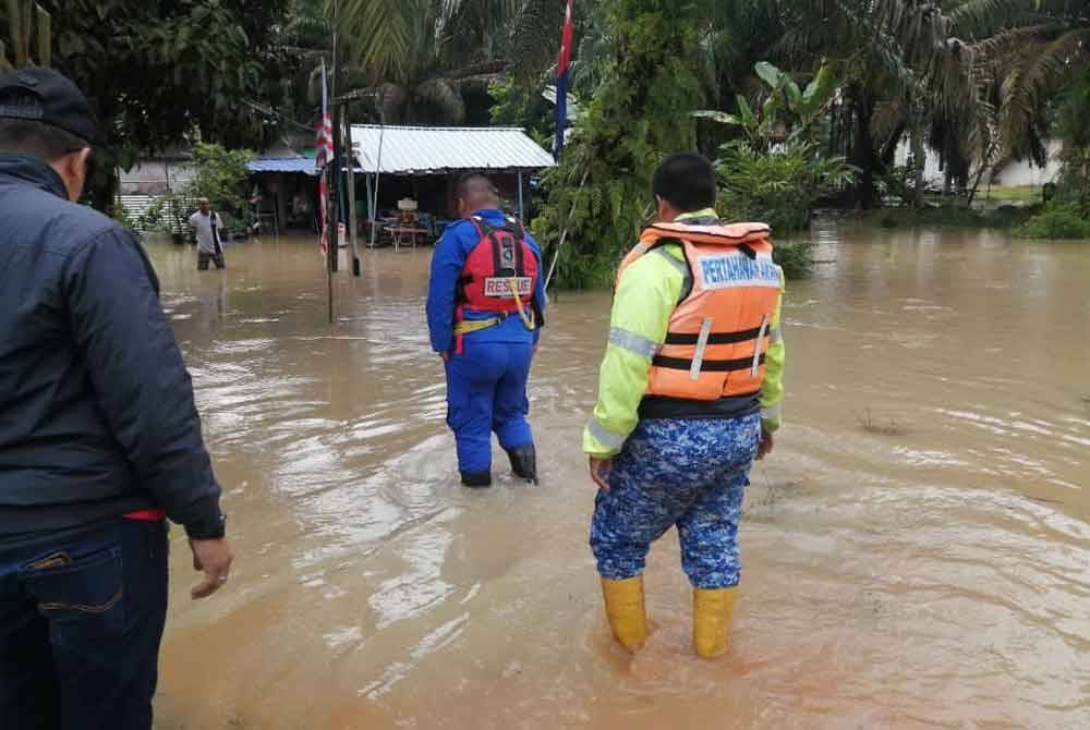 Keadaan banjir kilat di sekitar Simpang Renggam Kluang. Foto APM Johor