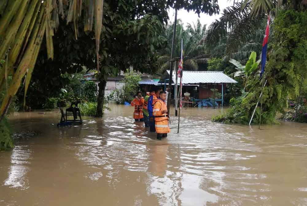 Keadaan banjir kilat di sekitar Simpang Renggam Kluang. Foto APM Johor