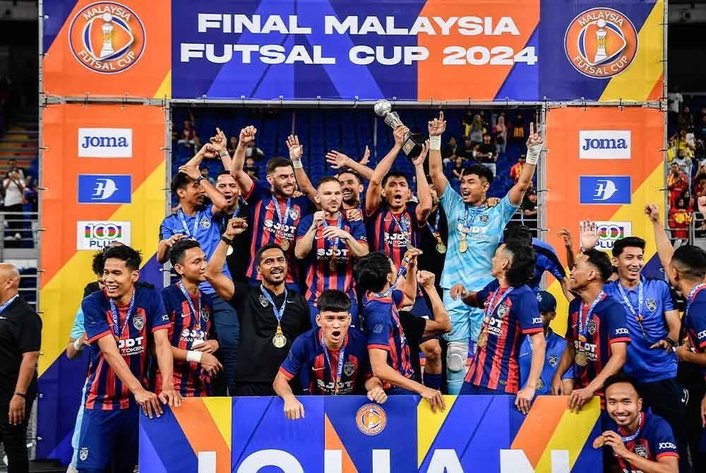 Pemain Johor Darul Ta'zim (JDT) meraikan kemenangan selepas menewaskan pasukan Selangor FC dalam perlawanan akhir Malaysia Futsal Cup 2024 yang berlangsung di Axiata Arena pada Ahad. Foto Bernama