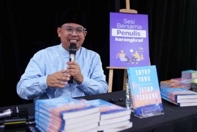 Abu Hurairah menceritakan inti pati buku bertajuk Sayap Yang Tetap Terbang semasa Sesi Bersama Penulis Karangkraf sempena Jualan Gudang Karangkraf 2024 pada Sabtu.