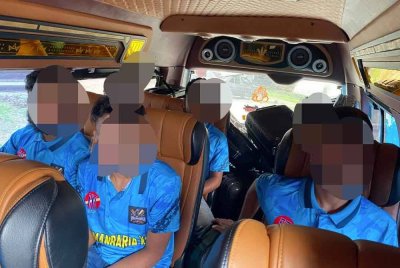 Sebahagian warga asing dari Bangladesh yang cuba dibawa masuk oleh kumpulan sindiket ke negara ini dengan menyamar sebagai 'ahli sukan' diberkas dalam operasi khas JIM di Maluri, Kuala Lumpur pada Khamis. Foto: JIM.