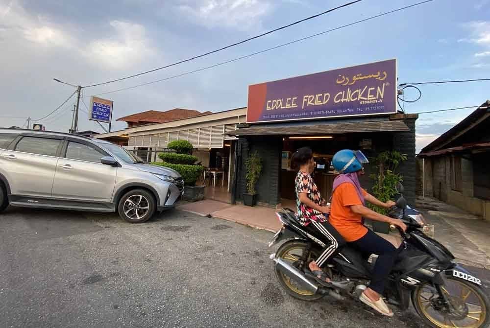 Salah satu cawangan Eddlee Fried Chicken di Wakaf Che Yeh, Kota Bharu.