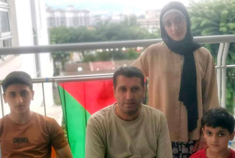 Rabah (tengah) bersama keluarganya.