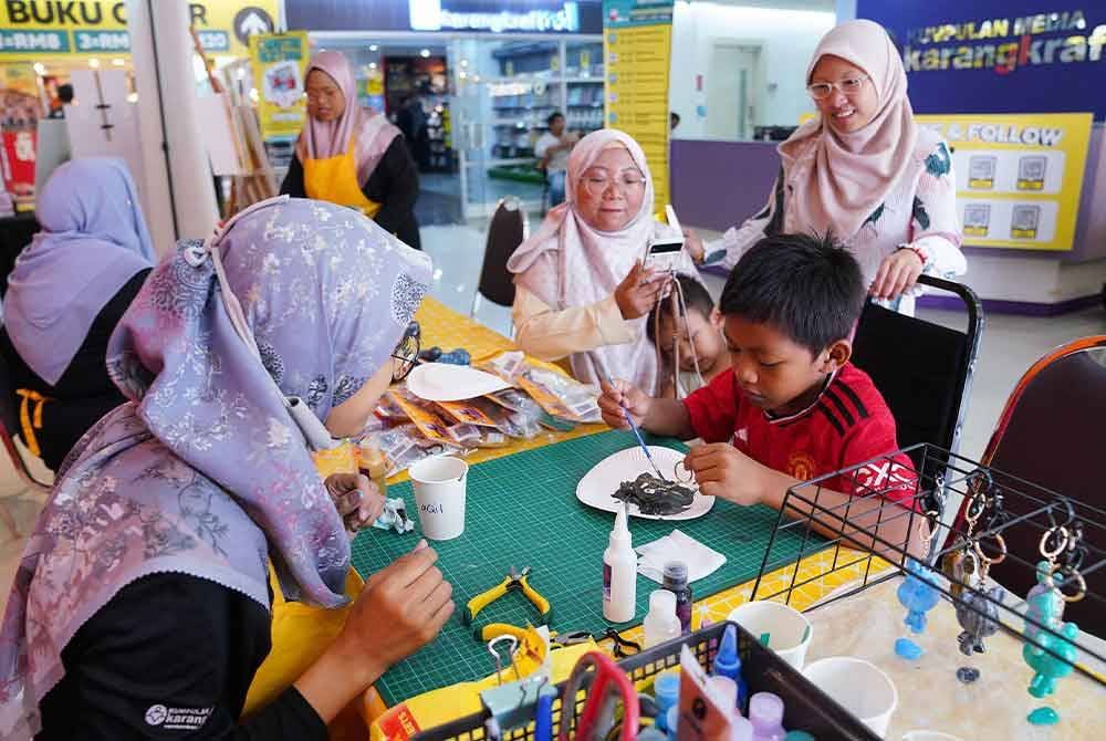 Antara aktiviti menarik disediakan kepada kanak-kanak.