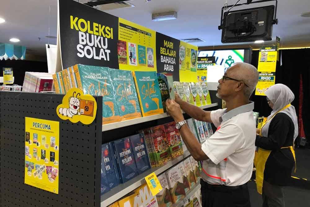 Pengunjung meneliti koleksi buku solat yang terdapat di Jualan Gudang Karangkraf 2024 pada Ahad.