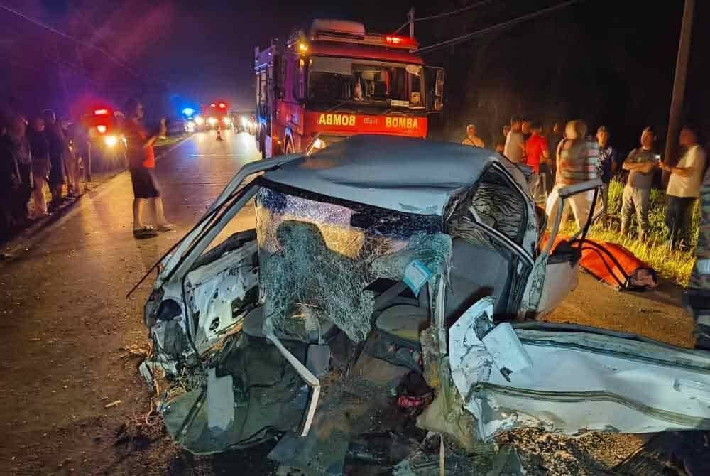 Kereta remuk teruk selepas terlibat dalam kemalangan.