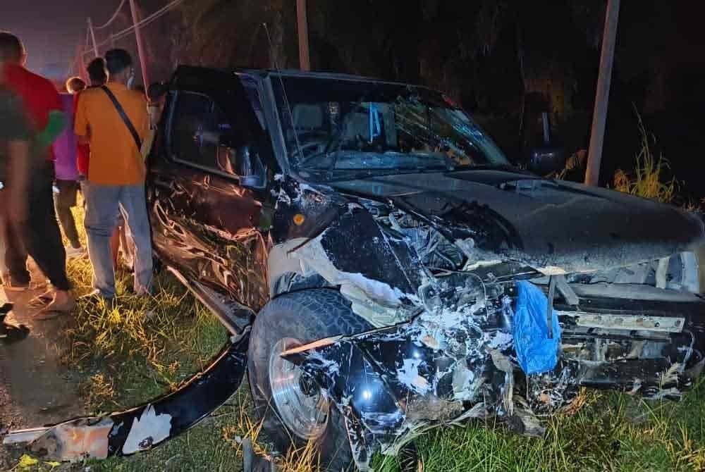 Keadaan kenderaan pacuan empat roda terlibat dalam kemalangan remuk selepas bertembung dengan kenderaan lain dalam kejadian di Jalan Felda Sahabat, Lahad Datu.