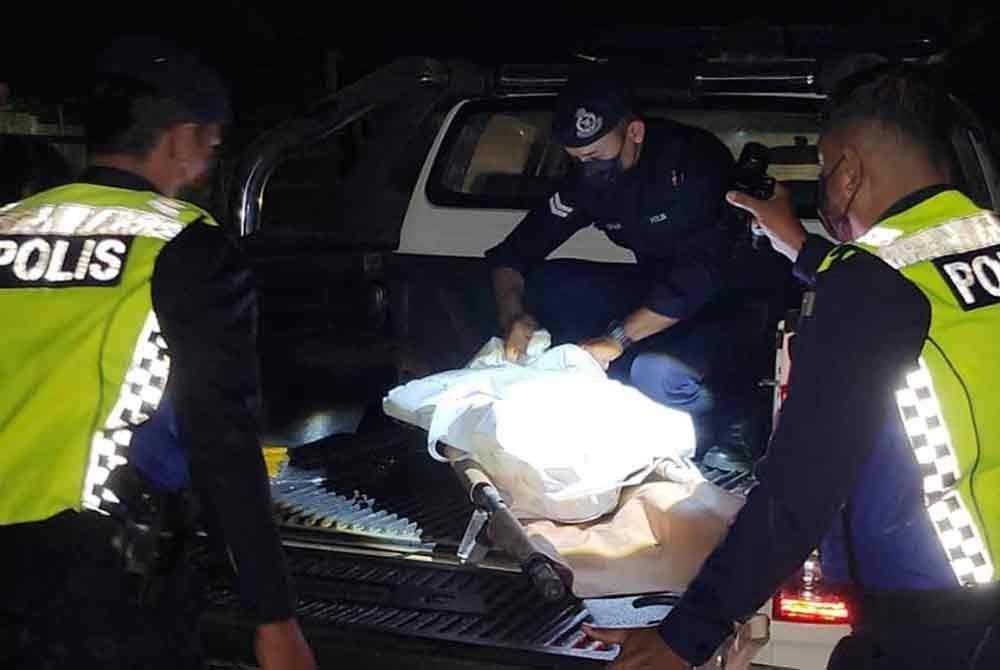 Mayat mangsa diserahkan kepada polis dalam kejadian kebakaran rumah di Kampung Pituru, Kudat.