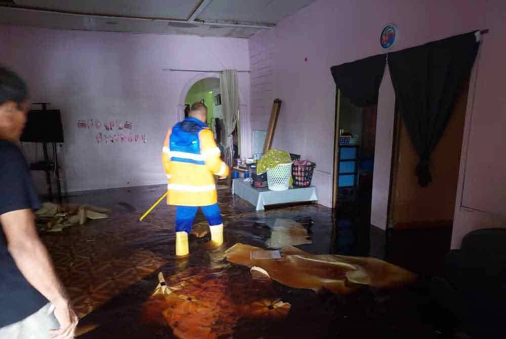 Keadaan rumah penduduk yang dimasuki air banjir. Foto APM Johor