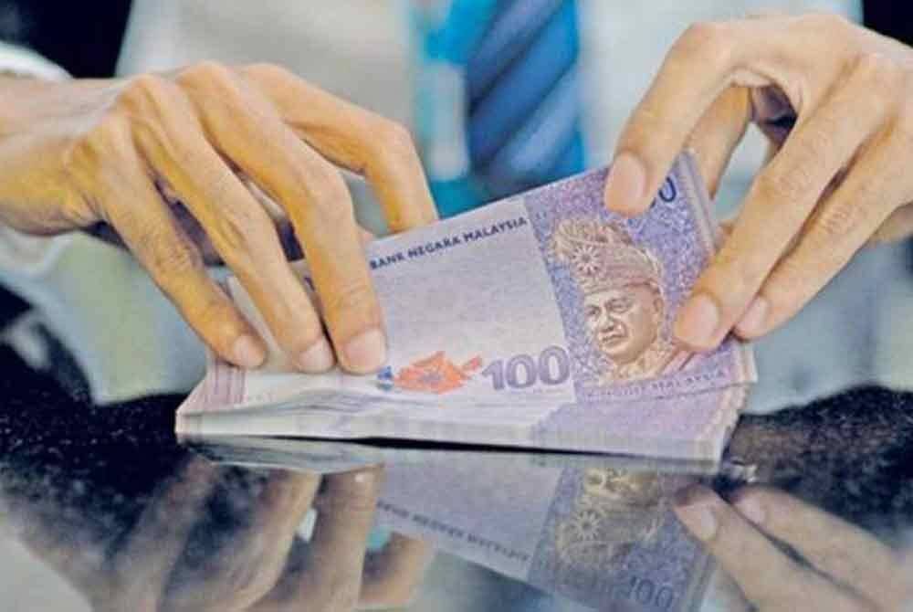 Ringgit dibuka tinggi sedikit pada Isnin dalam persekitaran sentimen lemah berikutan peniaga menilai semula pendirian mereka terhadap kemungkinan Rizab Persekutuan (Fed) Amerika Syarikat (AS) mengambil masa lebih lama untuk menurunkan kadar faedah. Gambar hiasan
