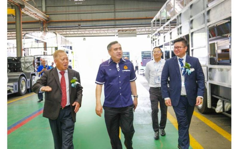 Pang (kiri) membawa Anthony (tengah) melawat kilang milik GML.