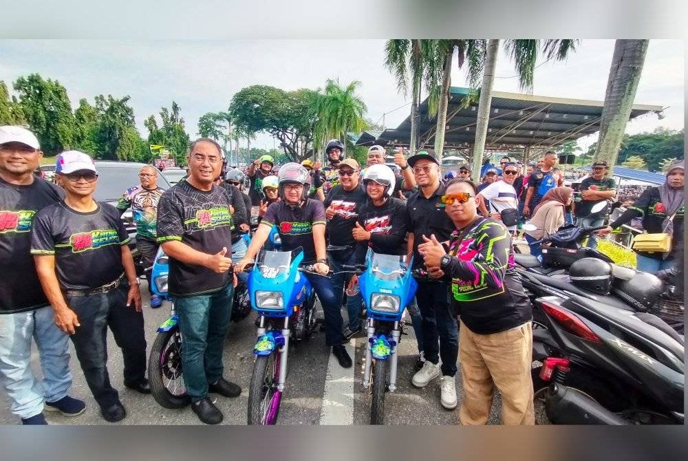 Fadzli (tengah) tidak ketinggalan menunggang motosikal sempena karnival tersebut.