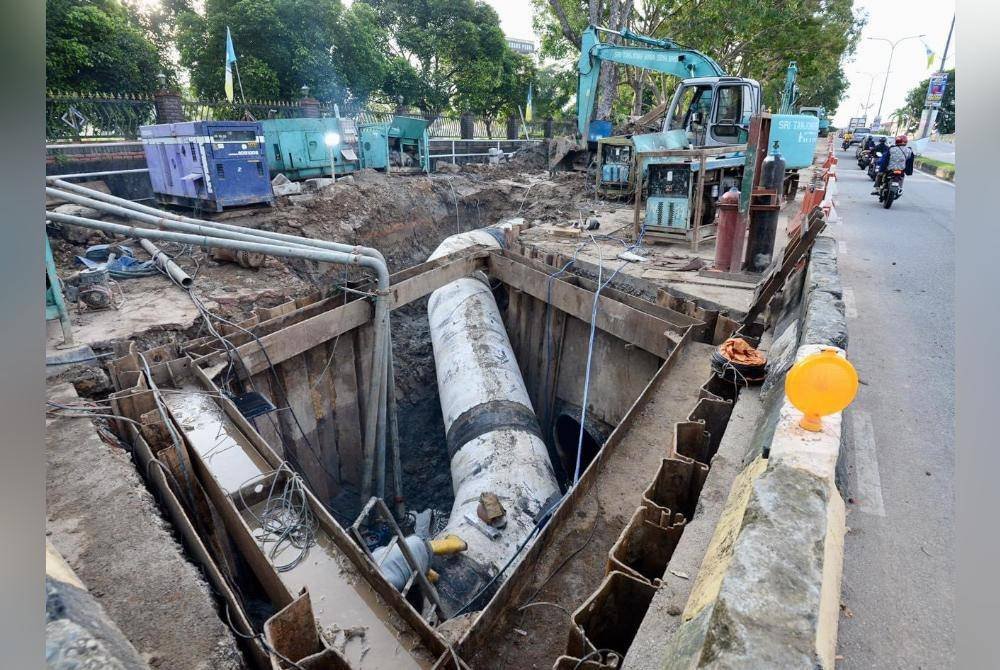 Penyambungan bahagian saluran paip baharu di Permatang Pauh. Foto FB PBAPP