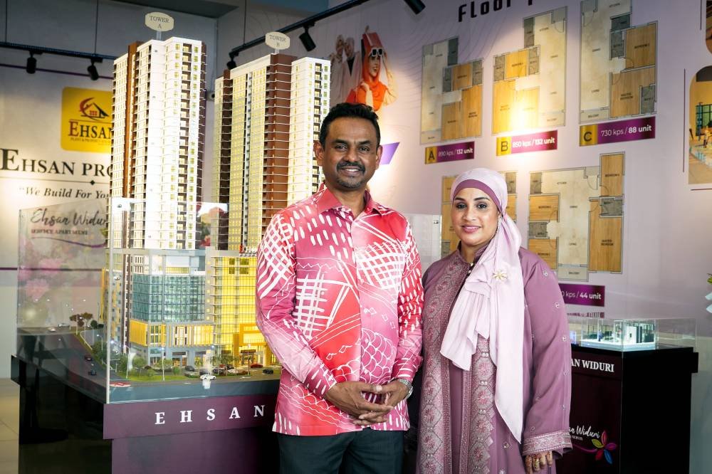 Abdul Hamid bersama isteri, Hajaran Bibi Amiran selepas merasmikan galeri jualan Ehsan Widuri Di Bandar Baru Nilai, di sini.