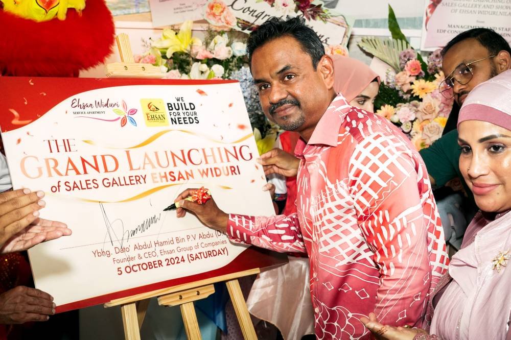 Abdul Hamid merasmikan rumah contoh Servis Apartmen Ehsan Wisuri, Bandar Baru Nilai, di sini, kelmarin
