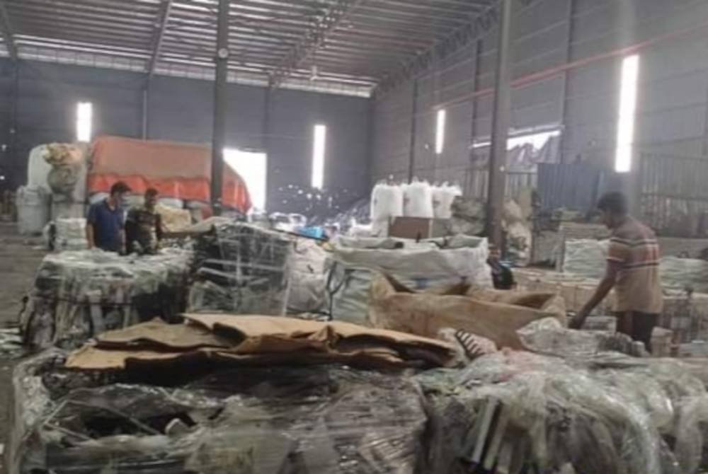 Kedua-dua premis perniagaan memiliki lesen industri yang sah.