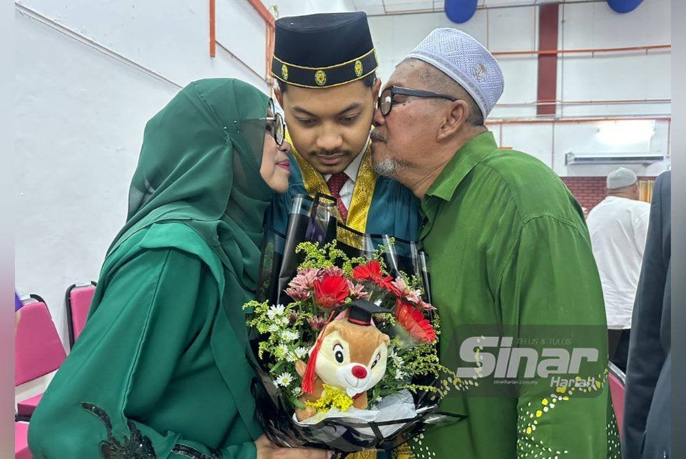 Muhammad Arsyad dicium kedua ibu bapanya.