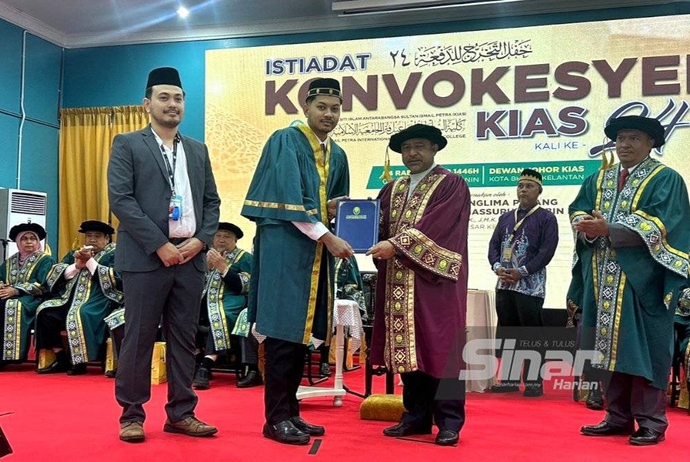 Muhammad Arsyad (tengah) diringi Dr Raja Abdul Wafy (kiri) menerima diploma yang disampaikan oleh Mohd Nassuruddin (kanan).