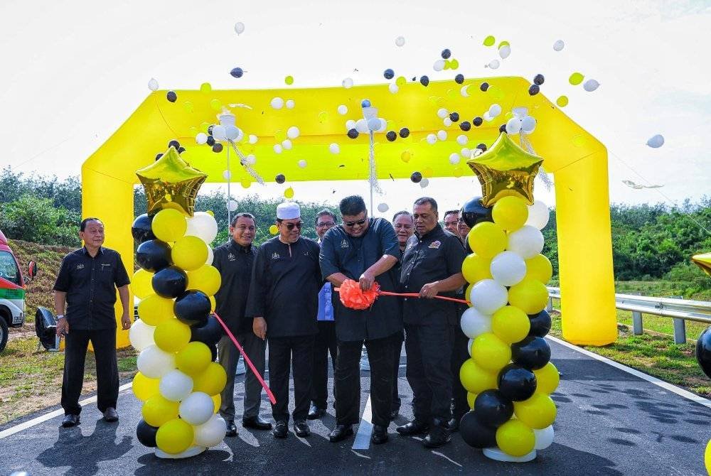 Ab Rauf (tengah) dan Sulaiman (tiga dari kiri) ketika melancarkan Jalan Baharu Solok Ayer Limau ke Kampung Jeram, Masjid Tanah pada Isnin.