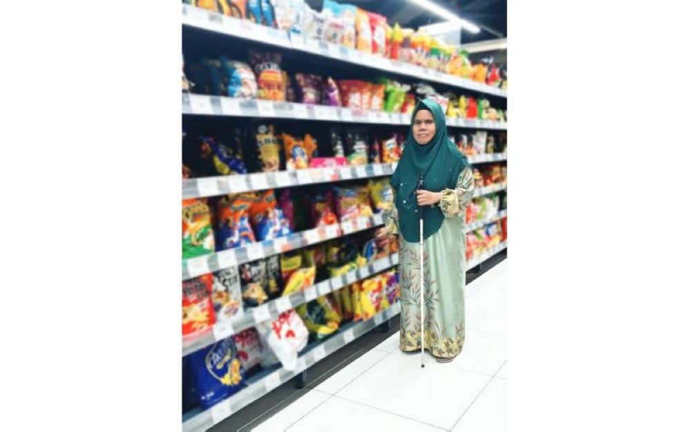 Rosnah dapat berbelanja dengan menggunakan duit bantuan STR