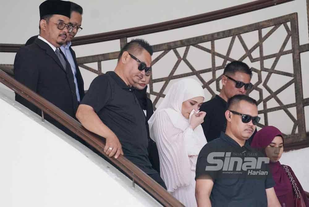 Fazura dilihat menitiskan air mata sebaik keluar dari dewan perbicaraan.