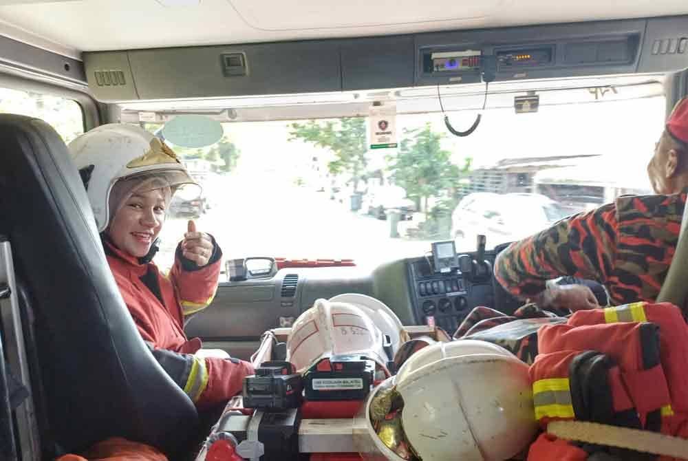 Wawa mengakui berpuas hati selepas dapat menaiki jentera bomba.