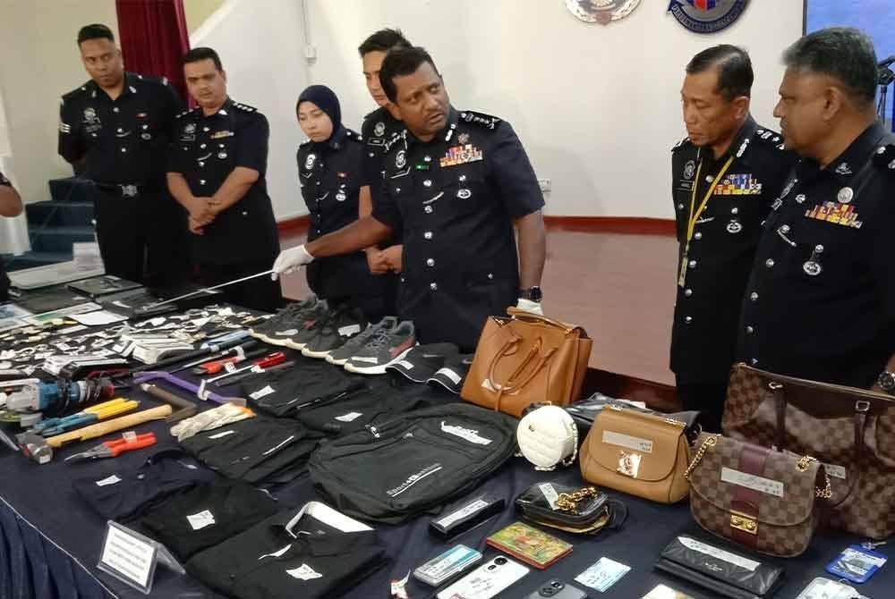 Hussein menunjukkan antara barangan yang dirampas menerusi tangkapan warga China dan tempatan yang terlibat dalam kegiatan jenayah pecah rumah.