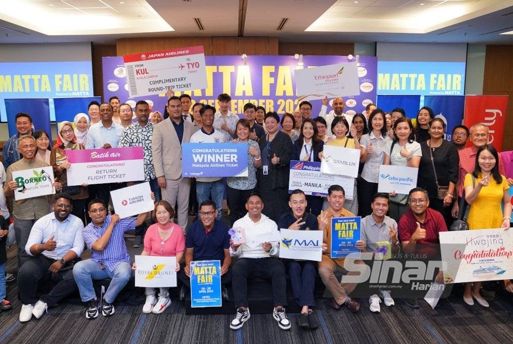 Timbalan Presiden MATTA, Sheikh Awadh (berdiri, tujuh dari kiri) bergambar bersama wakil penaja dan pemenang di Pusat Perdagangan dan Pameran Antarabangsa Malaysia (MITEC) pada Isnin. Foto Sinar Harian MOHD HALIM ABDUL WAHID