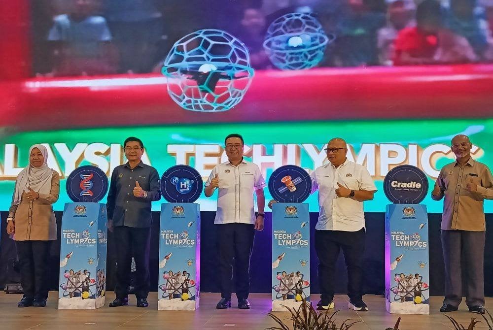 Lih Kang (tengah) menyempurnakan gimik perasmian Karnival Minggu Sains Negara Peringkat Negeri Perak dan Malaysia Techlympics Peringkat Zon Utara 2024 di Dewan Jubli Perak, Kuala Kangsar pada Isnin.