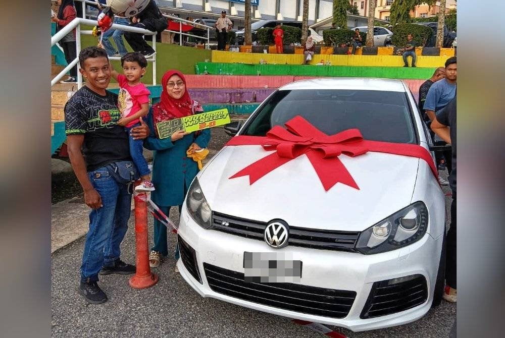 Mohd Fakhrul bersama isteri dan anaknya ceria bersama hadiah utama kereta yang dimenangi dalam Karnival Permotoran Temerloh 2.0.