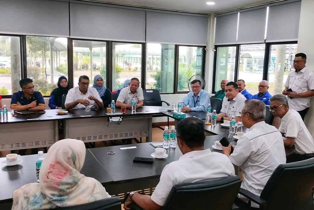 Pertemuan kakitangan syarikat Asia Honour bersama Mohamad Nizar (tengah) pada Isnin.