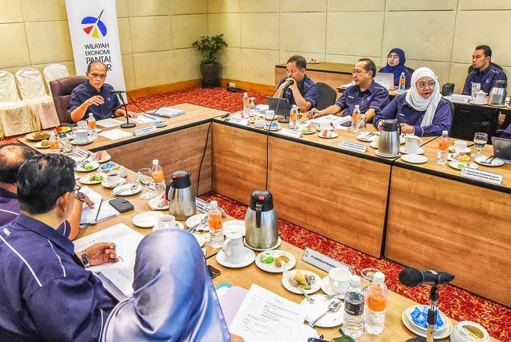Wan Rosdy (tengah) ketika mempengerusikan Mesyuarat Jawatankuasa Pelaksanaan dan Penyelarasan Wilayah Ekonomi Pantai Timur (ICC ECER) Negeri Pahang di Kuala Lumpur pada Isnin.