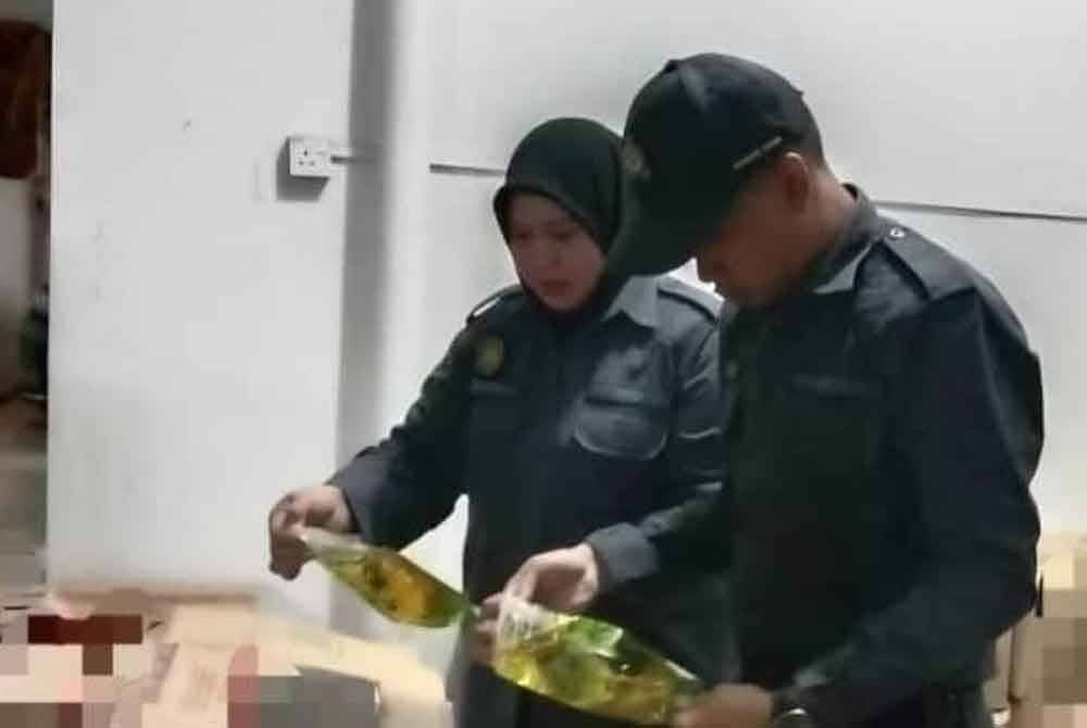 Pegawai penguat kuasa KPDN memeriksa minyak masak peket bersubsidi di sebuah rumah di Taman Hings Jalan Kobusak, Kota Kinabalu.